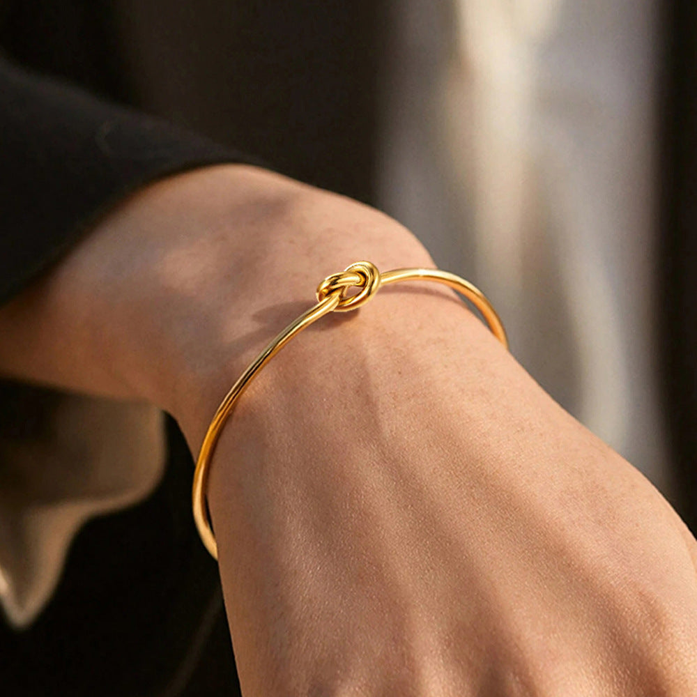 Heart Knot Bracelet – 18K Gold PVD-Plated Stainless Steel